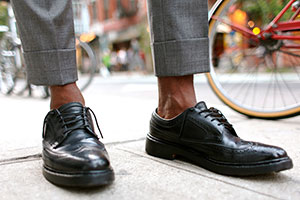 Картинка статьи Чёрная обувь со светлыми брюками, или как не стоит делать