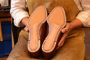 Картинка статьи Этапы производства классической обуви ручной работы
