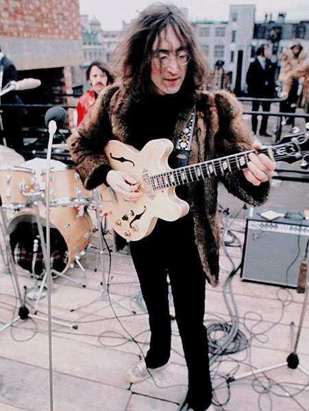 Джон Леннон в серых кедах