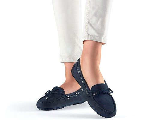 Виды женской обуви мокасины на ноге