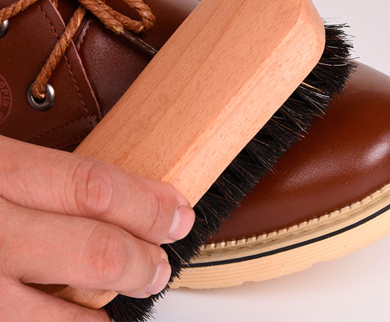 Рекомендации по чистке обуви из гладкой кожи и замши