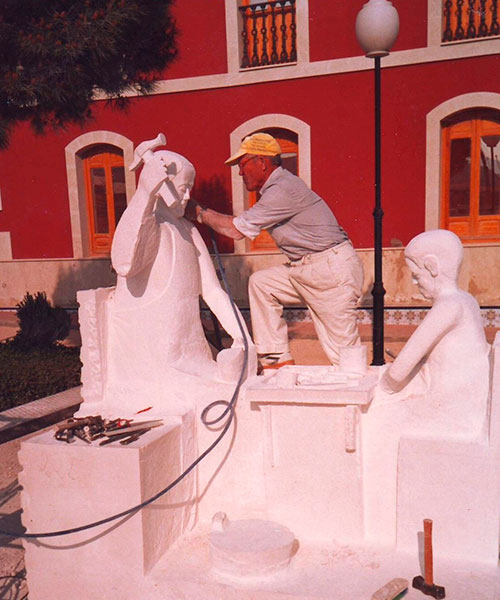 Памятник Сапожнику при обувном музее José María Amat Amer