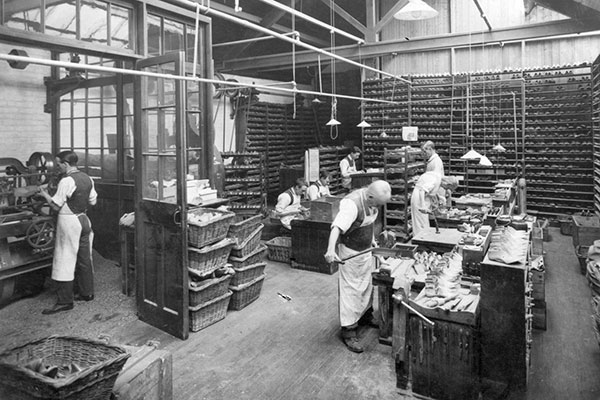 Архивное фото обувной фабрики Barker