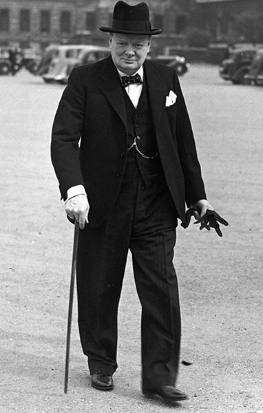 Уинстон Черчилль в чёрных туфлях