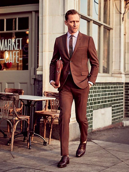 Коричневый костюм и коричневая обувь