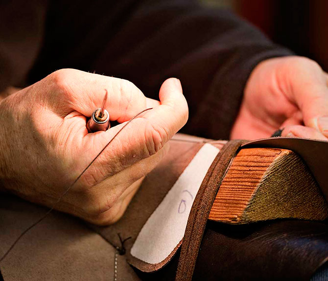 Сшивание верха обуви вручную