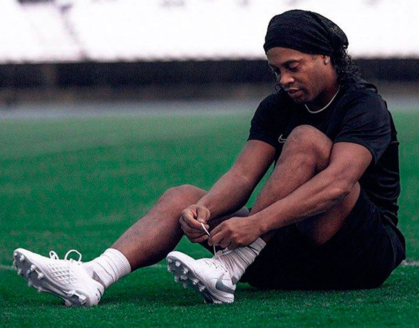 Рональдиньо в кроссовках Nike Tiempo