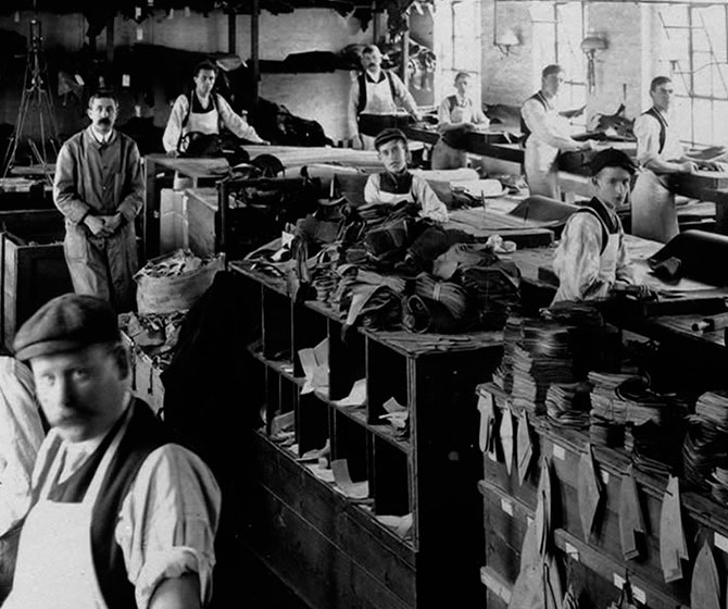 Работники фабрики Cheaney 